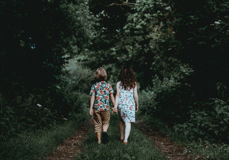 duo frère et sœur habillés avec une tenue assortie